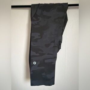 Lululemon Black Camo Crop Leggings Size 4 High Rise Pockets
